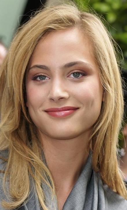 Biographie de Nora Arnezeder Age Taille Poids et Valeur Nette