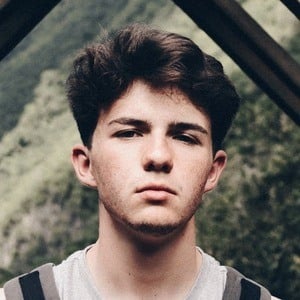 Petit Biscuit Biographie Age Taille Poids et Fortune